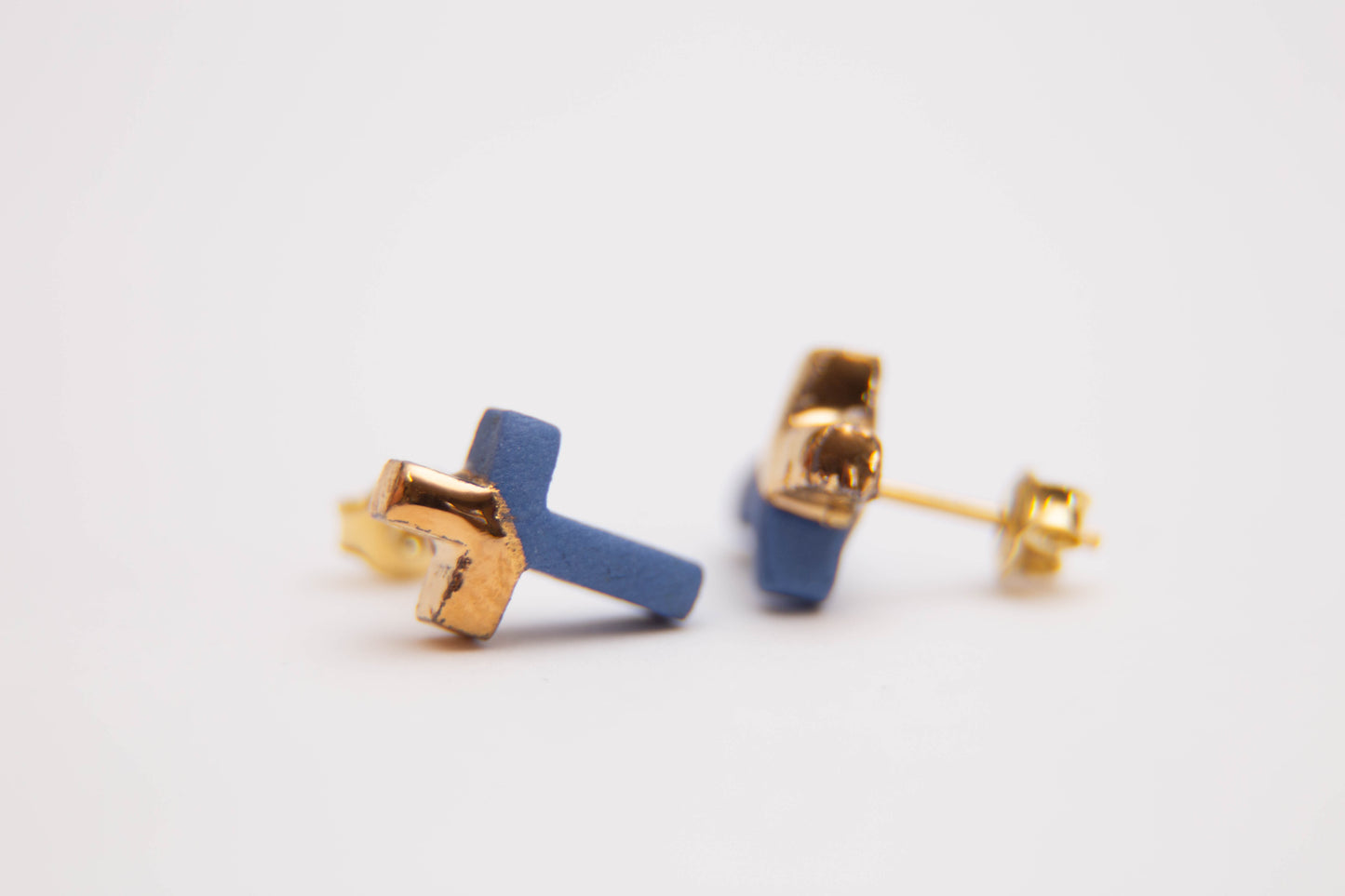Mėlyni kryžiukai - mėlyno porceliano auskarai su aukso liustra