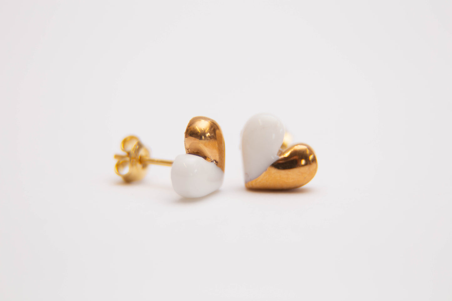 Širdelės - balto porceliano auskarai su aukso liustra