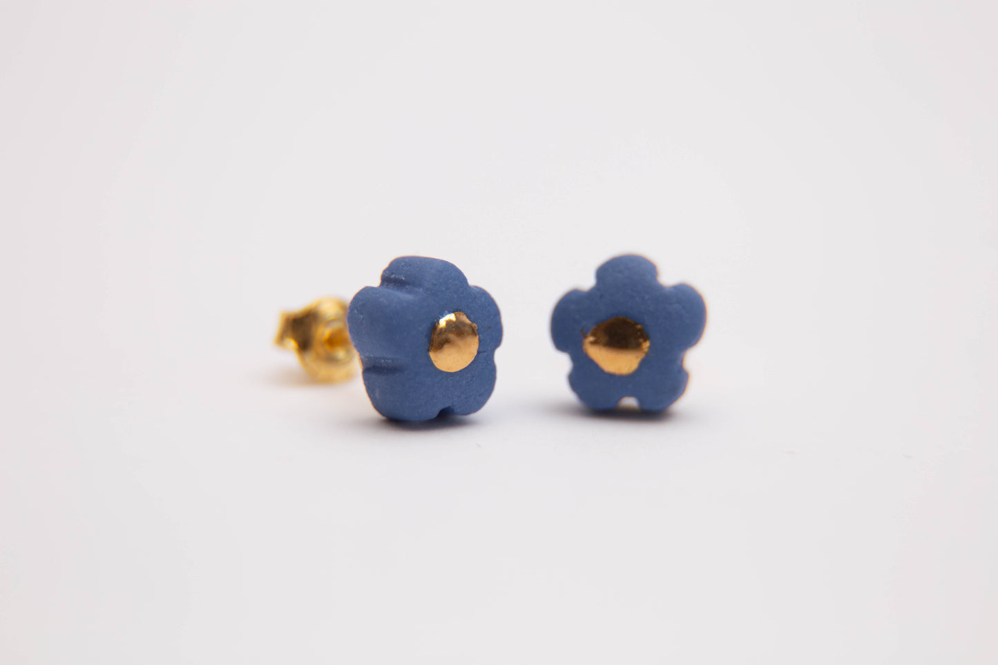 Gėlytės - mėlyno porceliano auskarai su aukso liustra