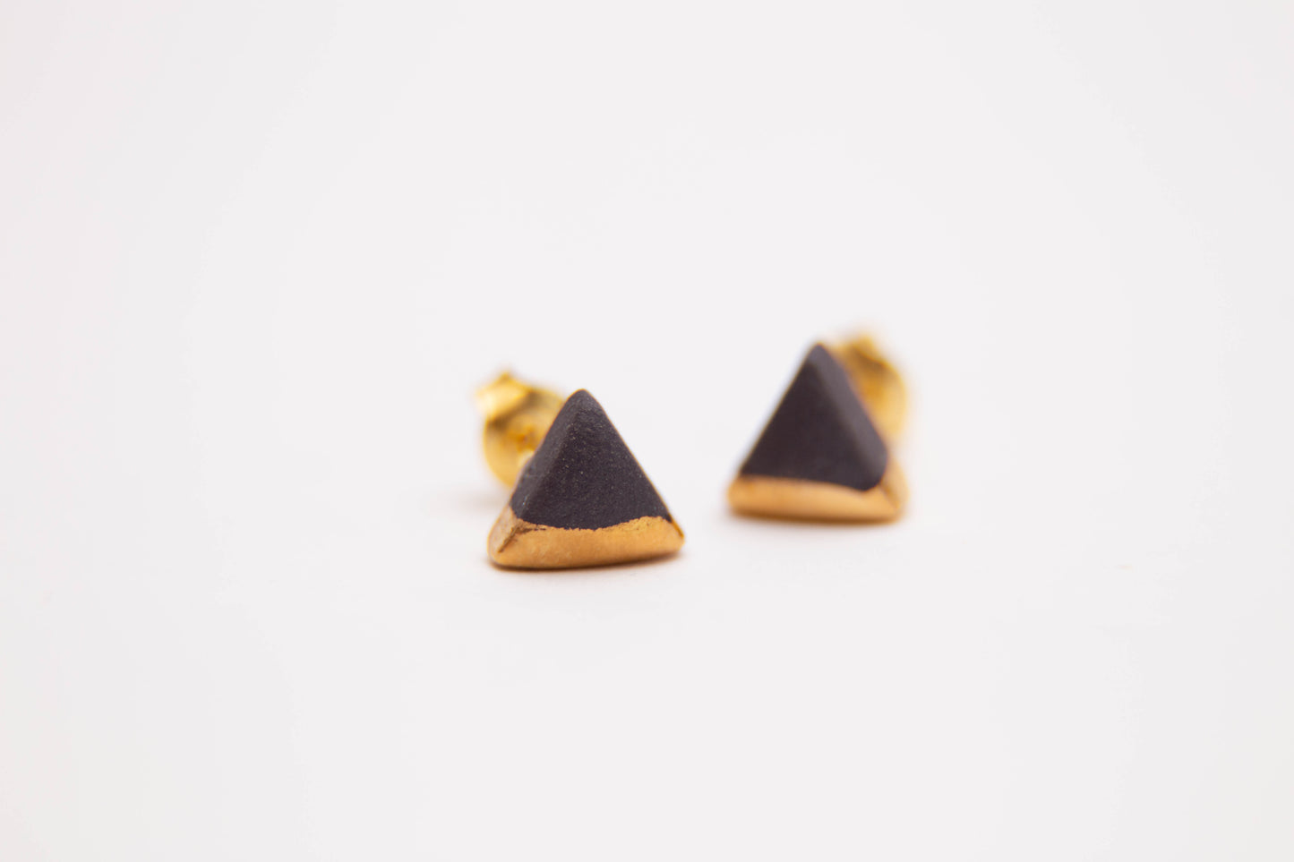 Trikampiai - juodo porceliano auskarai su aukso liustra