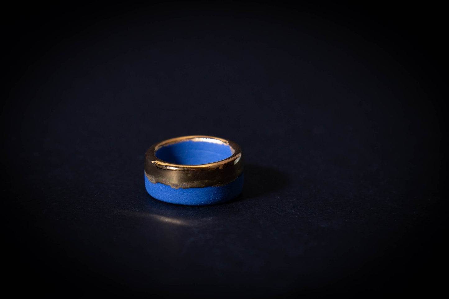 Mėlyno porceliano žiedas su aukso liustru