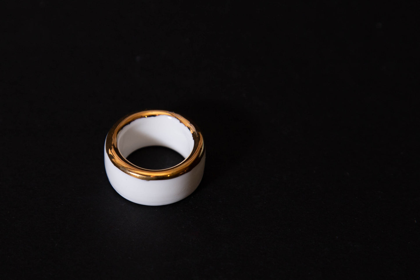 Balto porceliano žiedas su aukso liustru